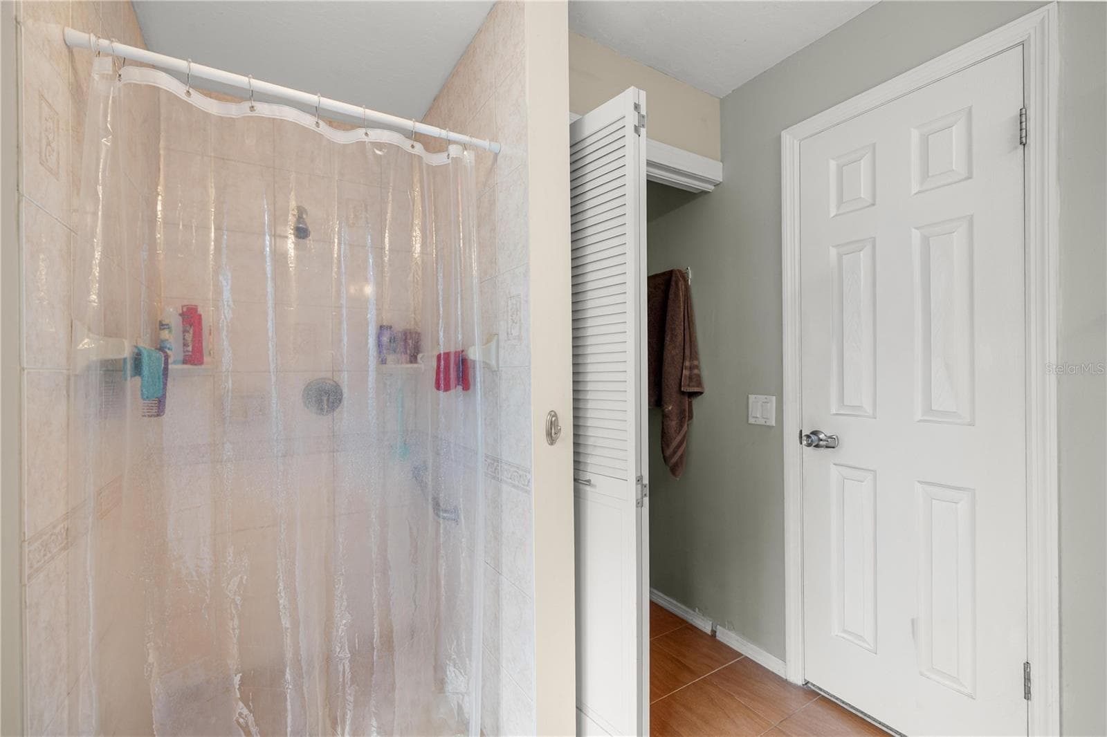 MASTER BEDROOM ENSUITE SHOWER & LINEN CLOSET - 7910 SW 202ND CT, DUNNELLON