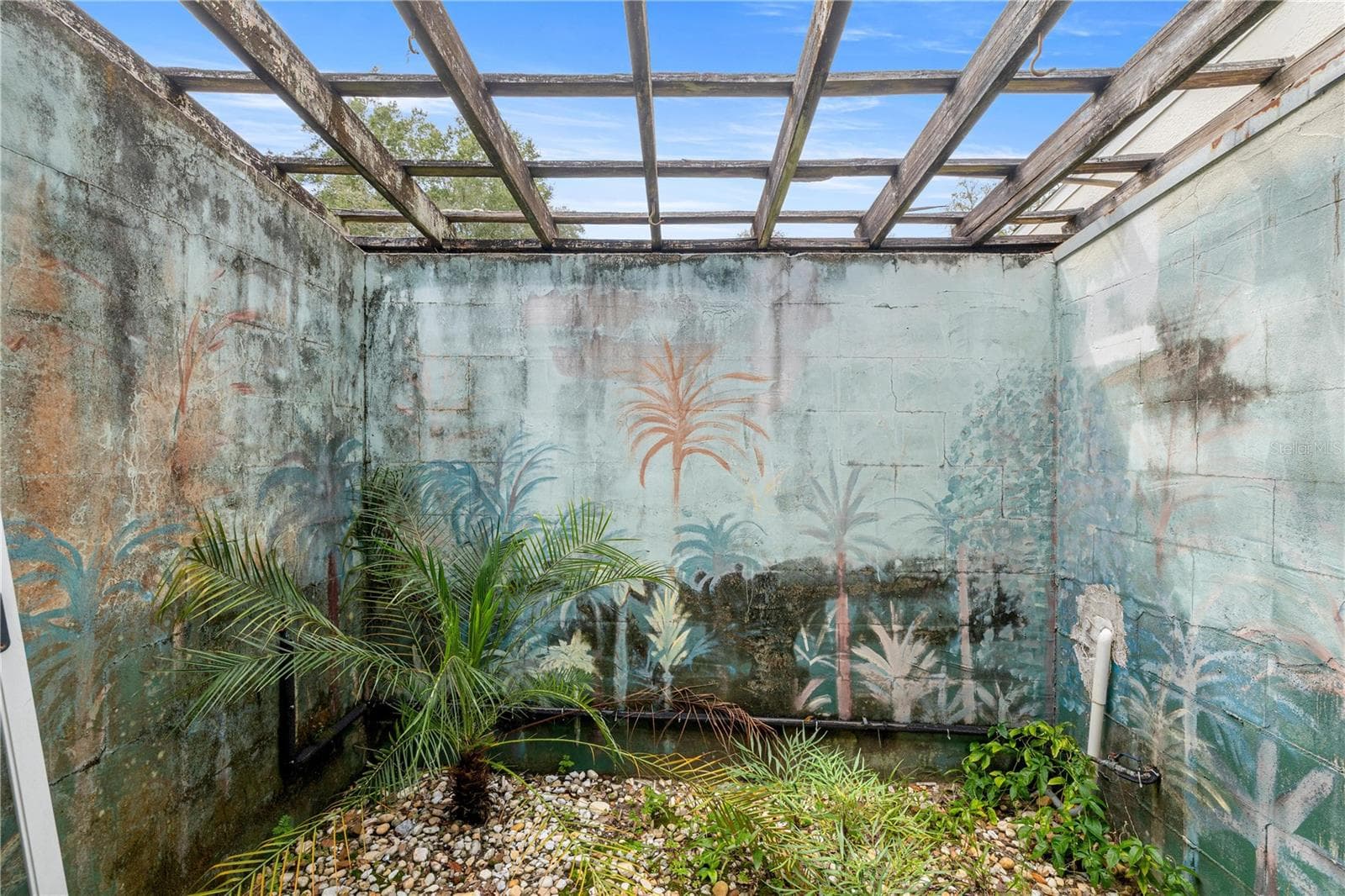 OPEN AIR GARDEN AREA CAN BE EASILY CHANGE TO HOT TUB SPACE - 7910 SW 202ND CT, DUNNELLON