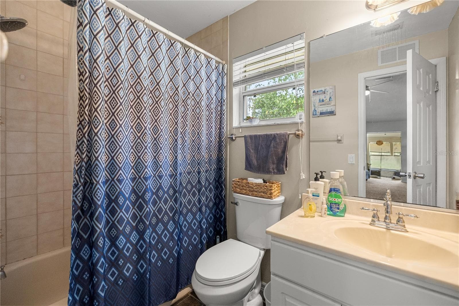 GUEST FULL TUB/SHOWER BATH & VANITY - 7910 SW 202ND CT, DUNNELLON