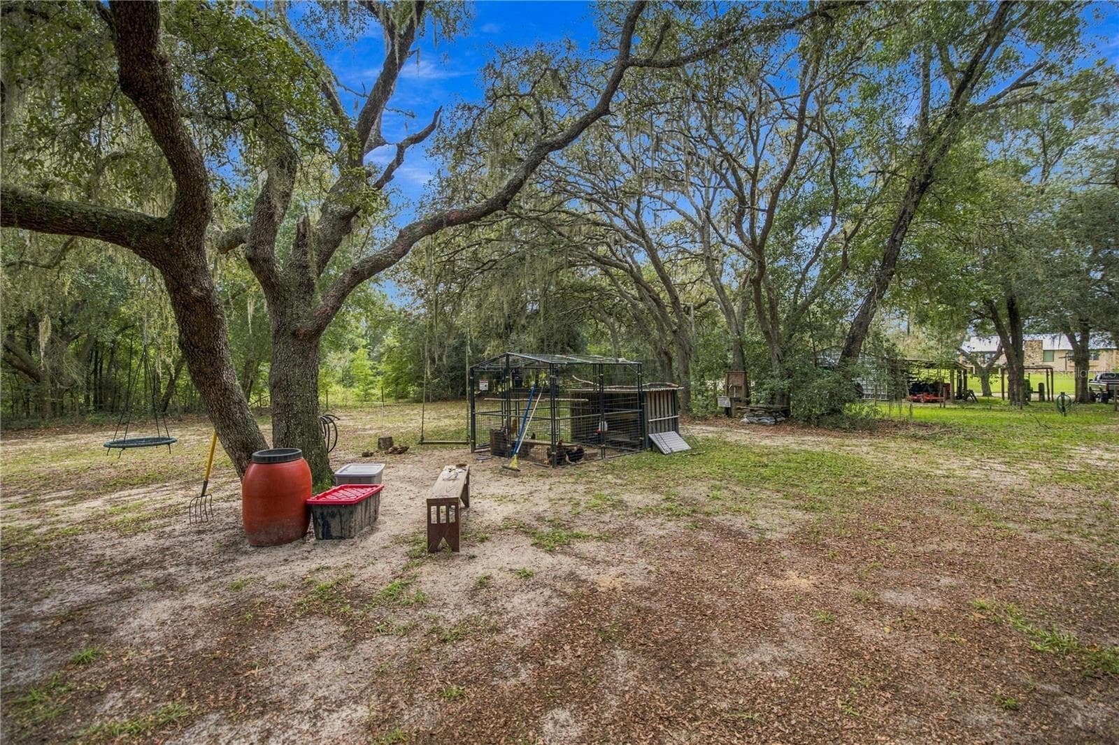 SHADY OAK & PICNIC AREA. CHICKEN COOP NOT INCLUDED. - 7910 SW 202ND CT, DUNNELLON