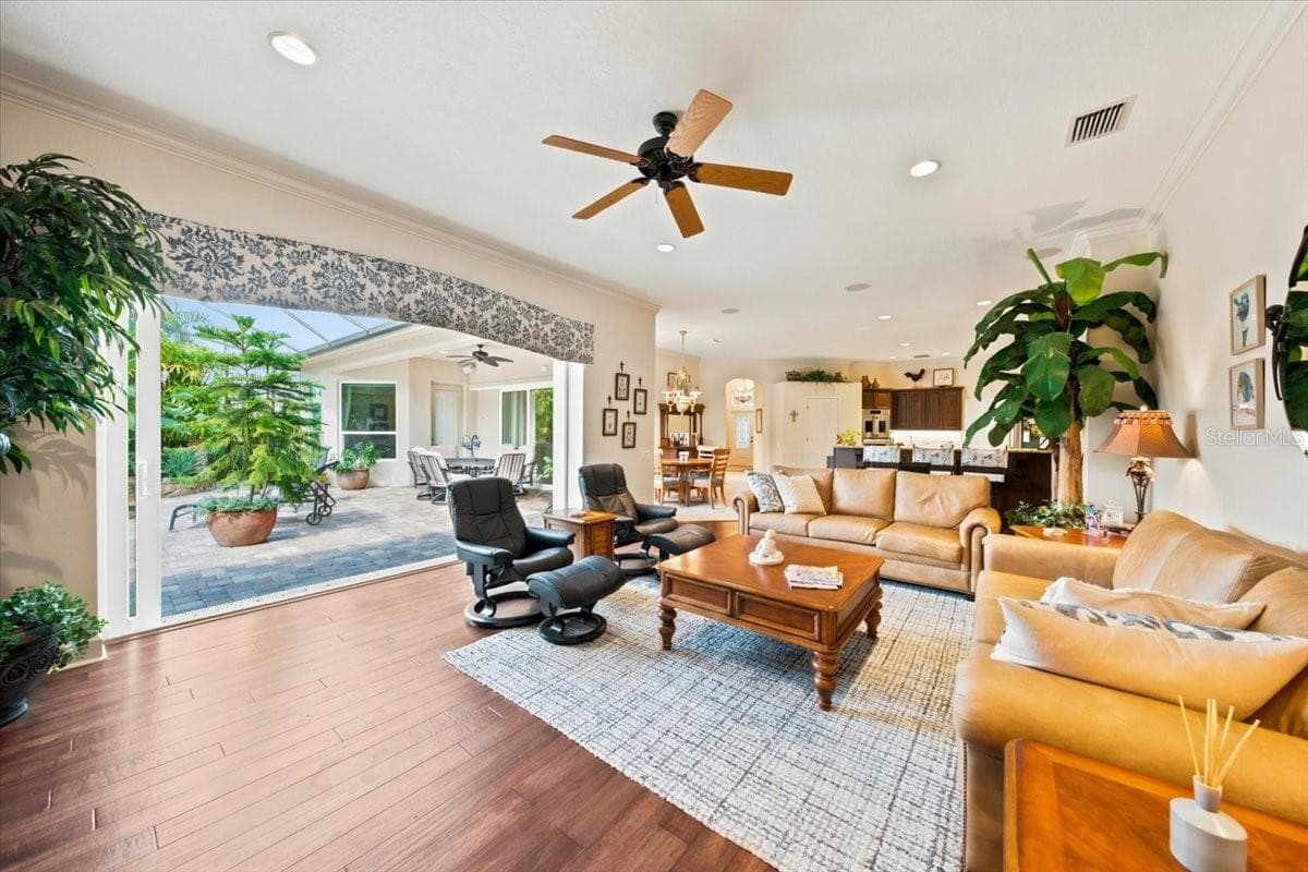 Integrated built-ins add functionality and custom character to the living spaces. - 5513 KEELER OAK ST, LITHIA