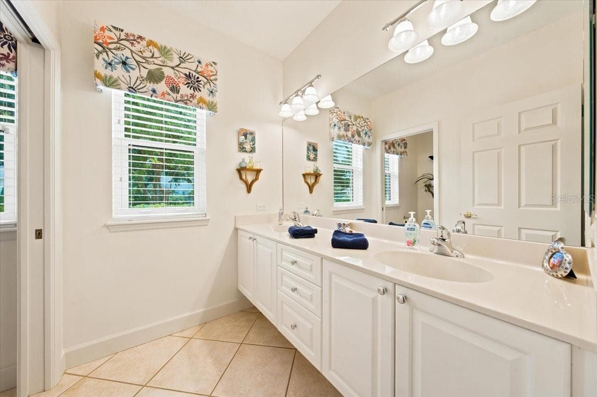 Full bathroom serves the two secondary bedrooms. - 5513 KEELER OAK ST, LITHIA