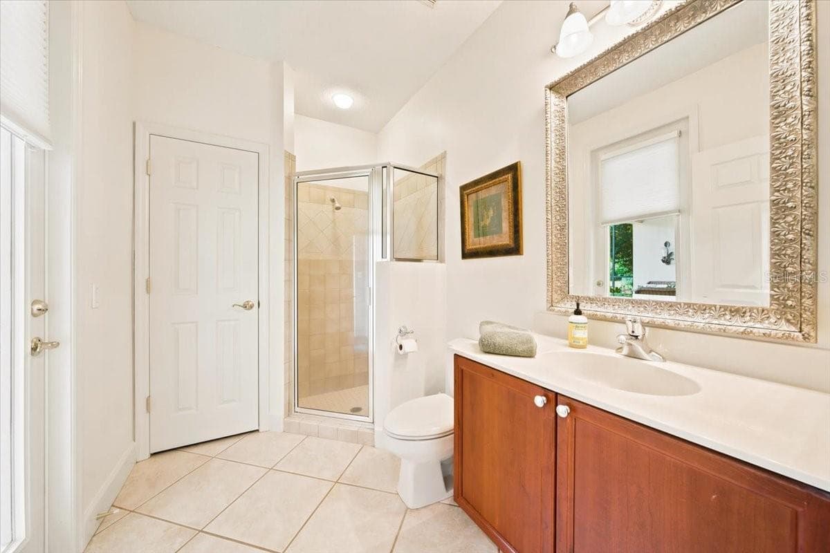Nearby full bathroom provides convenient access from the outdoor pool area - 5513 KEELER OAK ST, LITHIA