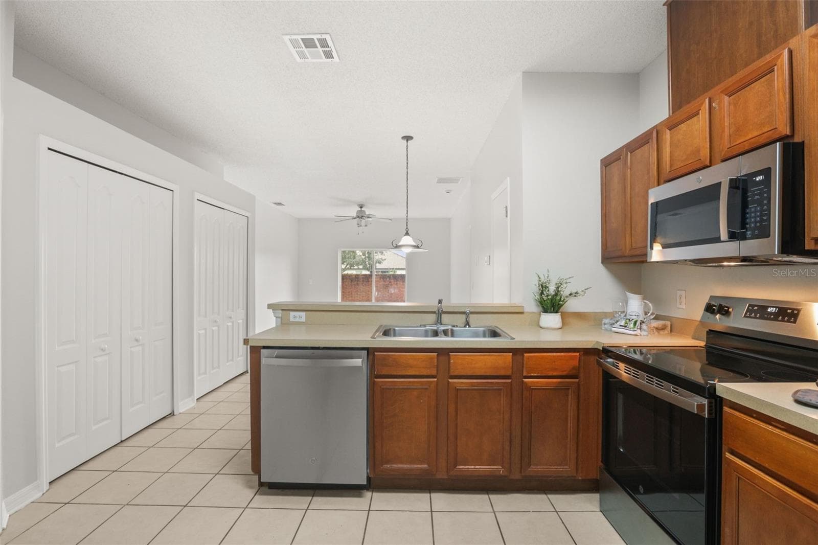 Single Family Residence at 10175 SHADOW CREEK DR, ORLANDO, photo 3 of 25