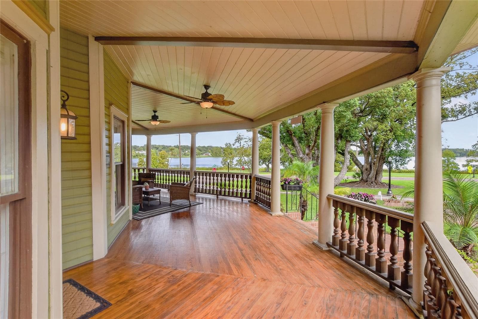 Wrap around porch overlooking Lake Hunter - 822 W PATTERSON ST, LAKELAND