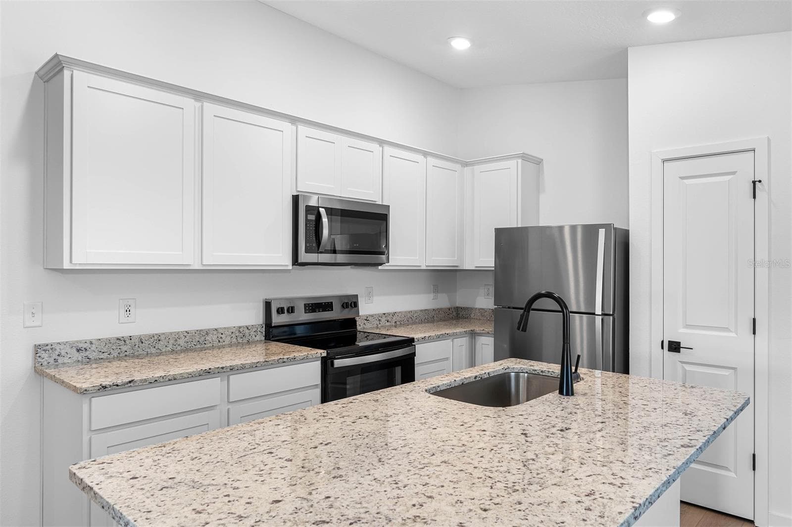 Single Family Residence at 7118 CANOPY LN, LAKELAND, photo 3 of 18