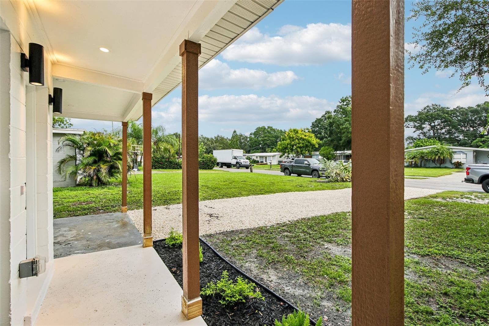 Single Family Residence at 334 E CORNELIUS CIR, SARASOTA, photo 5 of 26