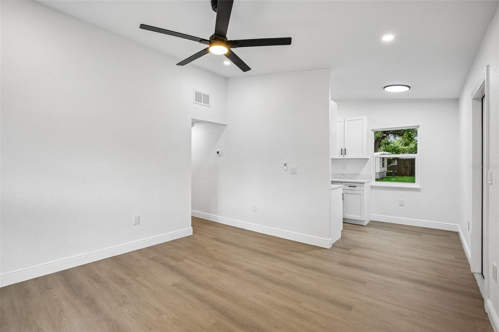 Single Family Residence at 334 E CORNELIUS CIR, SARASOTA, photo 7 of 26