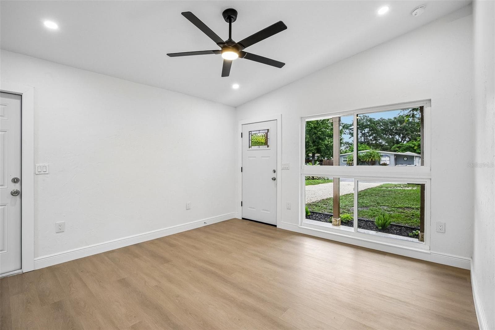 Single Family Residence at 334 E CORNELIUS CIR, SARASOTA, photo 9 of 26
