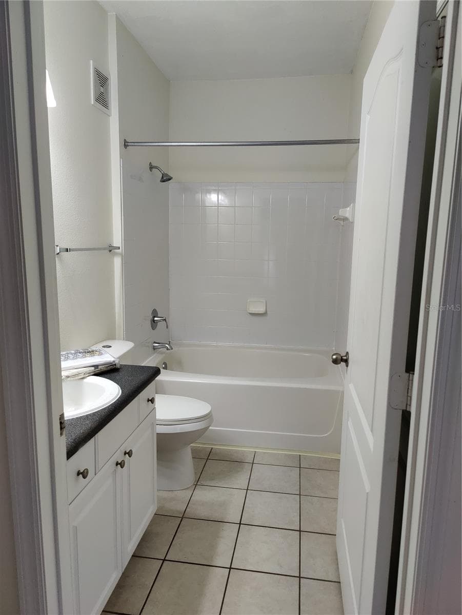 Master bath en-suite - 8813 VILLA VIEW CIR #104, ORLANDO