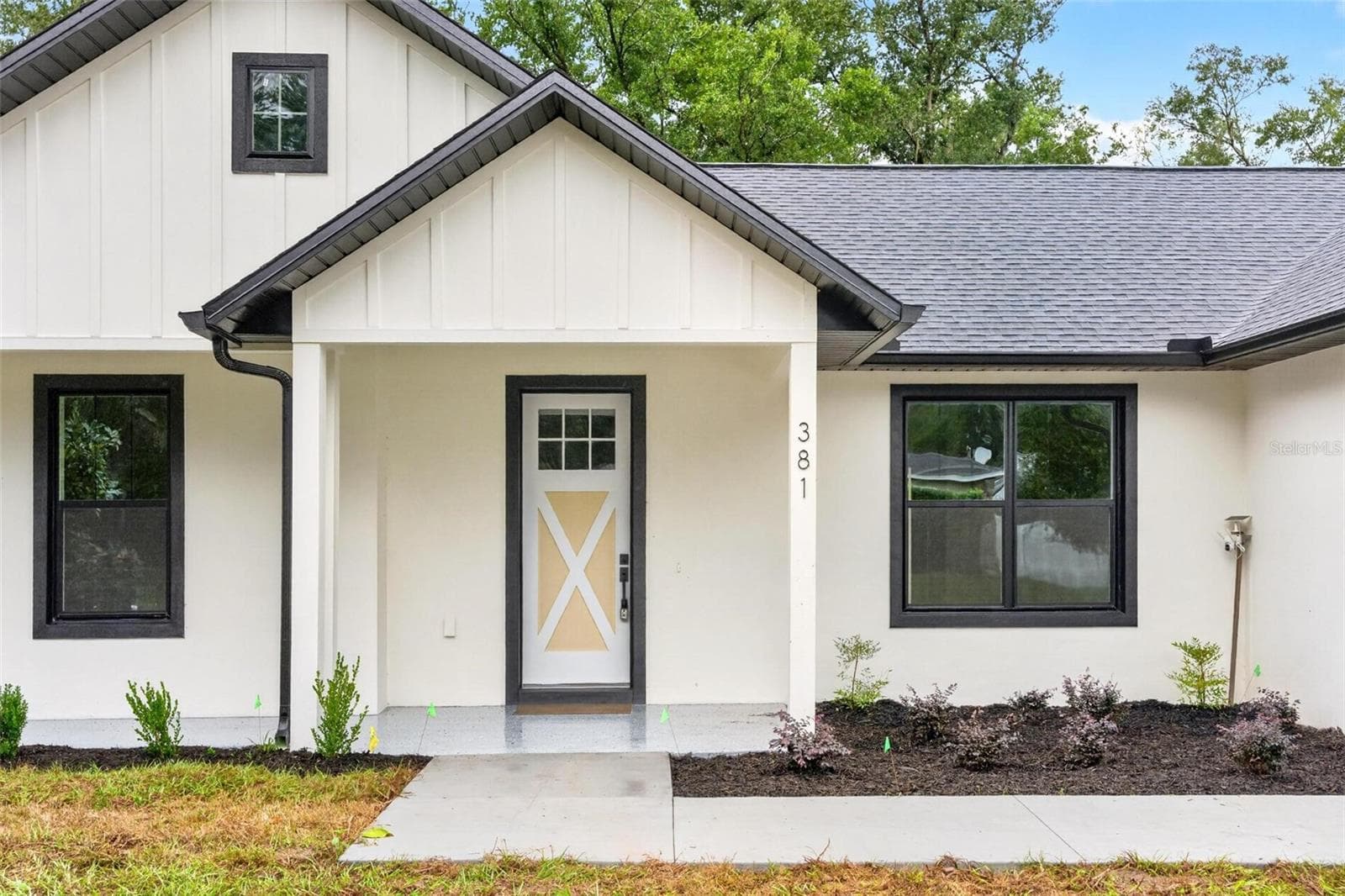 Front Porch - 381 CARRIAGE LN, LADY LAKE
