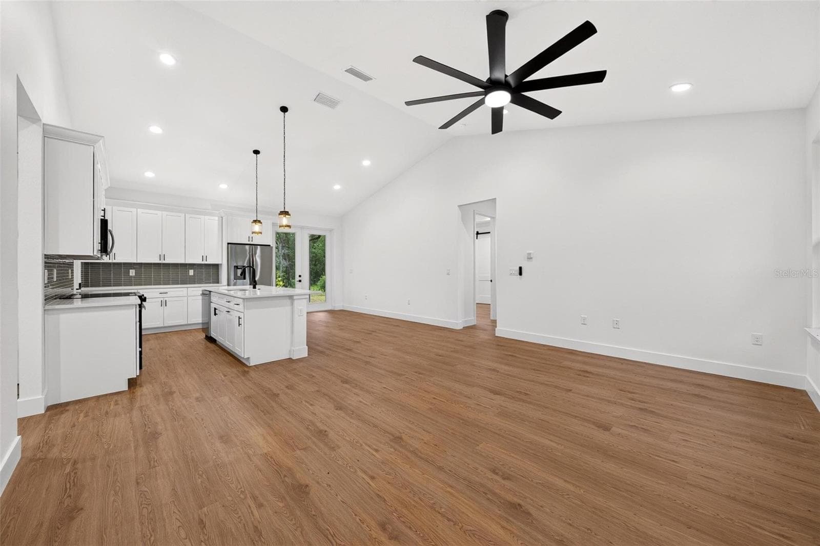Living - 381 CARRIAGE LN, LADY LAKE