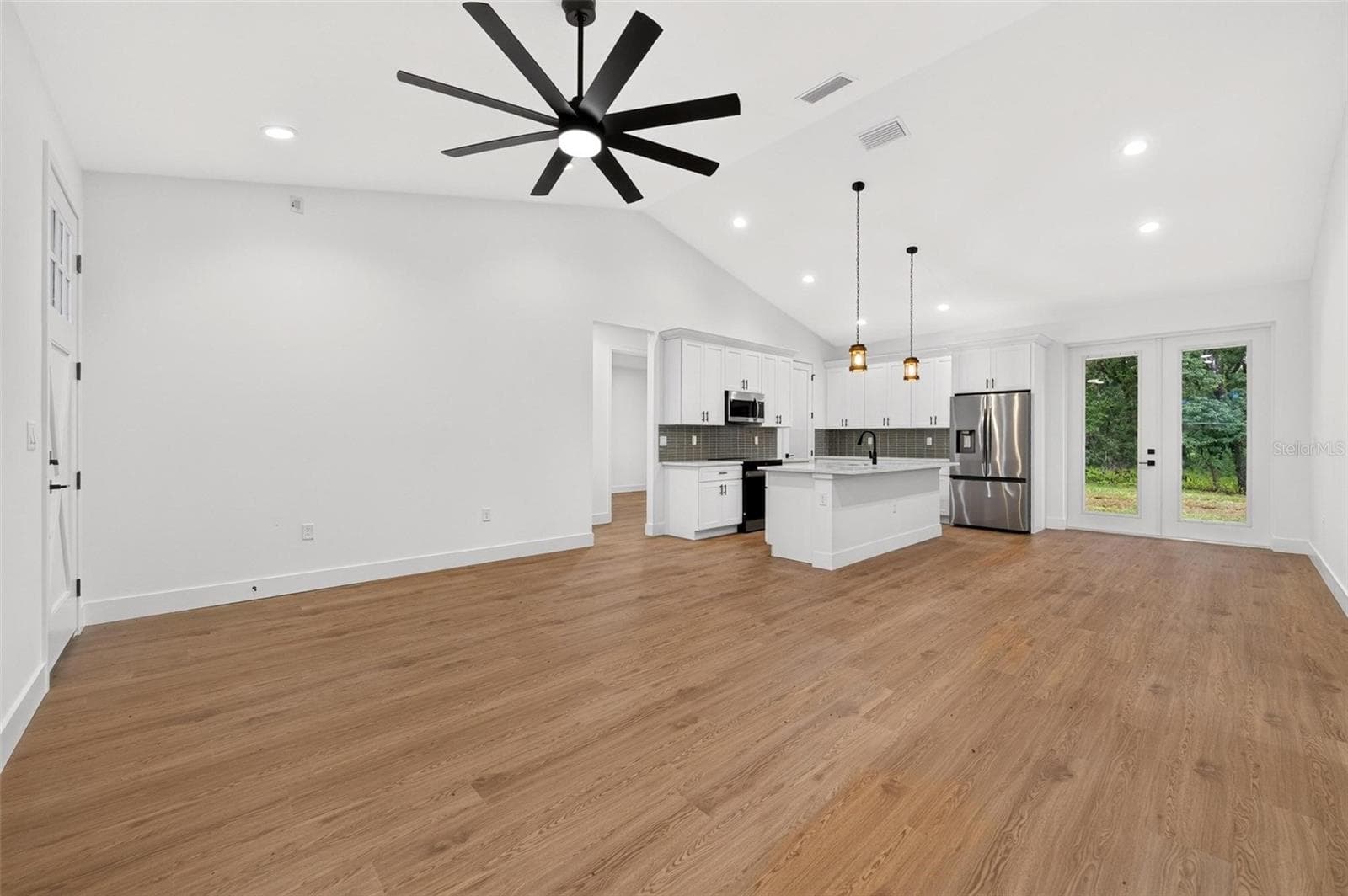 Living - 381 CARRIAGE LN, LADY LAKE