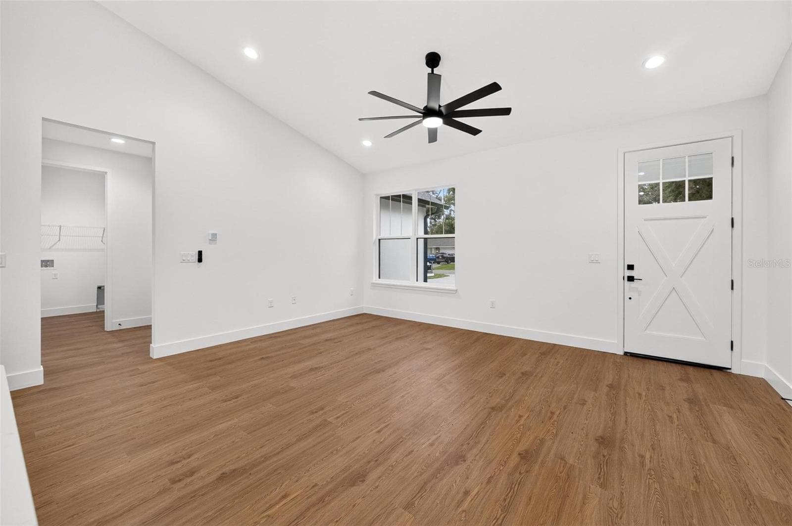 Living - 381 CARRIAGE LN, LADY LAKE