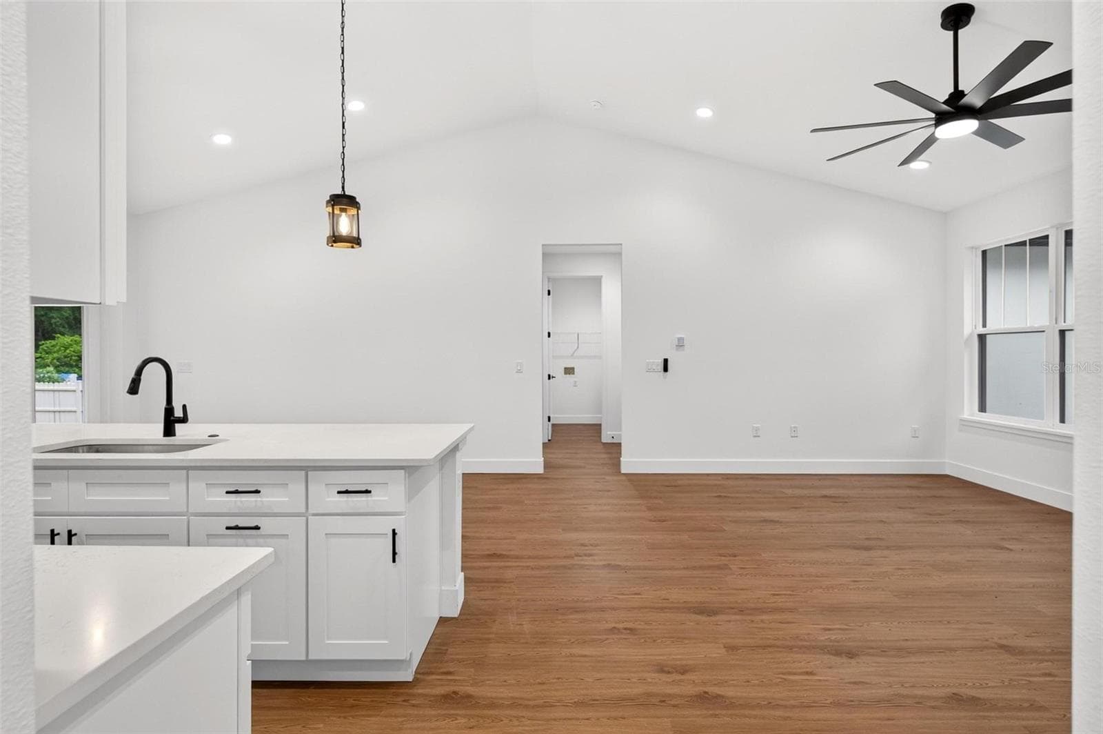 Living - 381 CARRIAGE LN, LADY LAKE