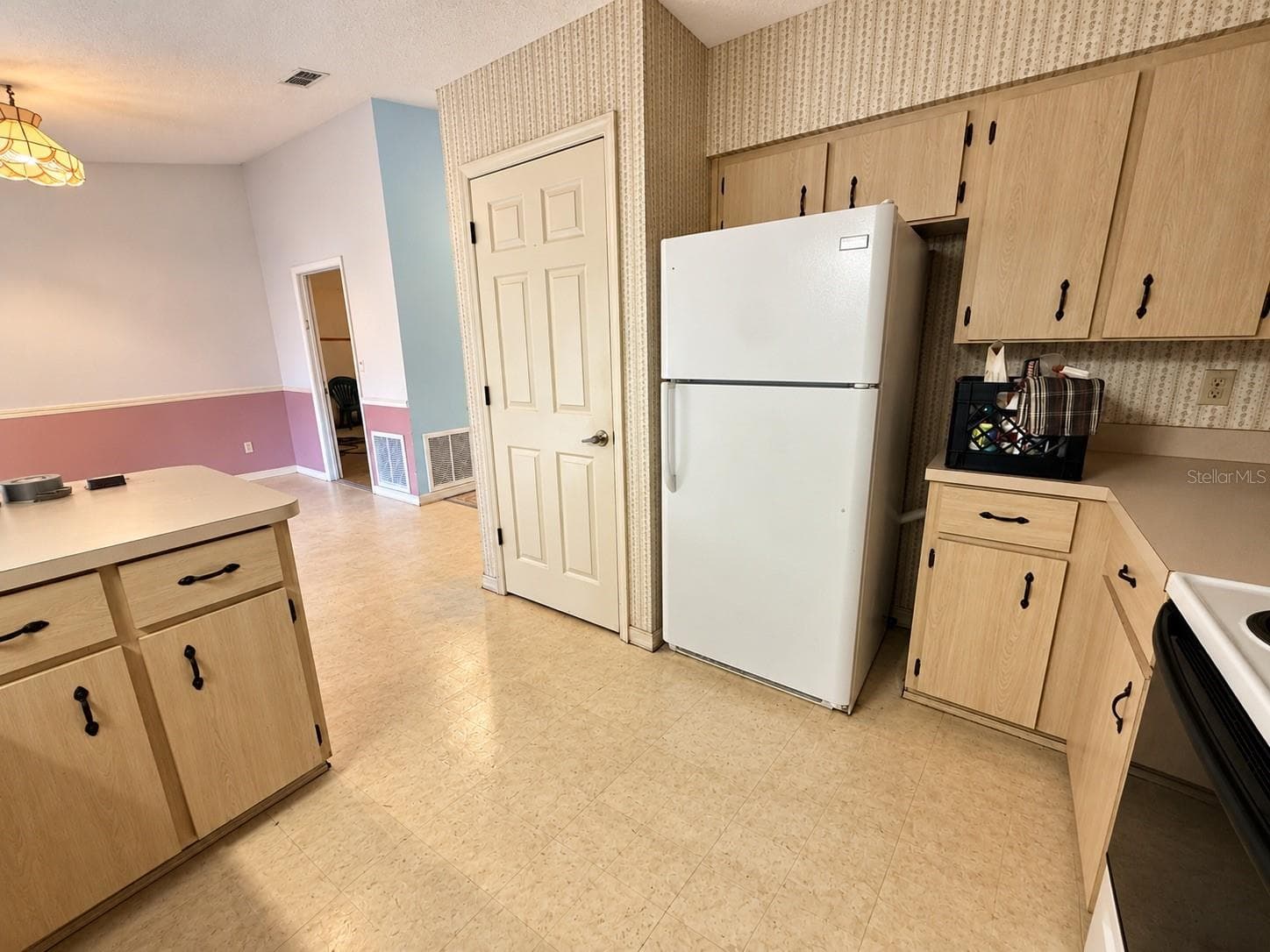 Single Family Residence at 444 W CENTRAL AVE, ORANGE CITY, photo 5 of 19