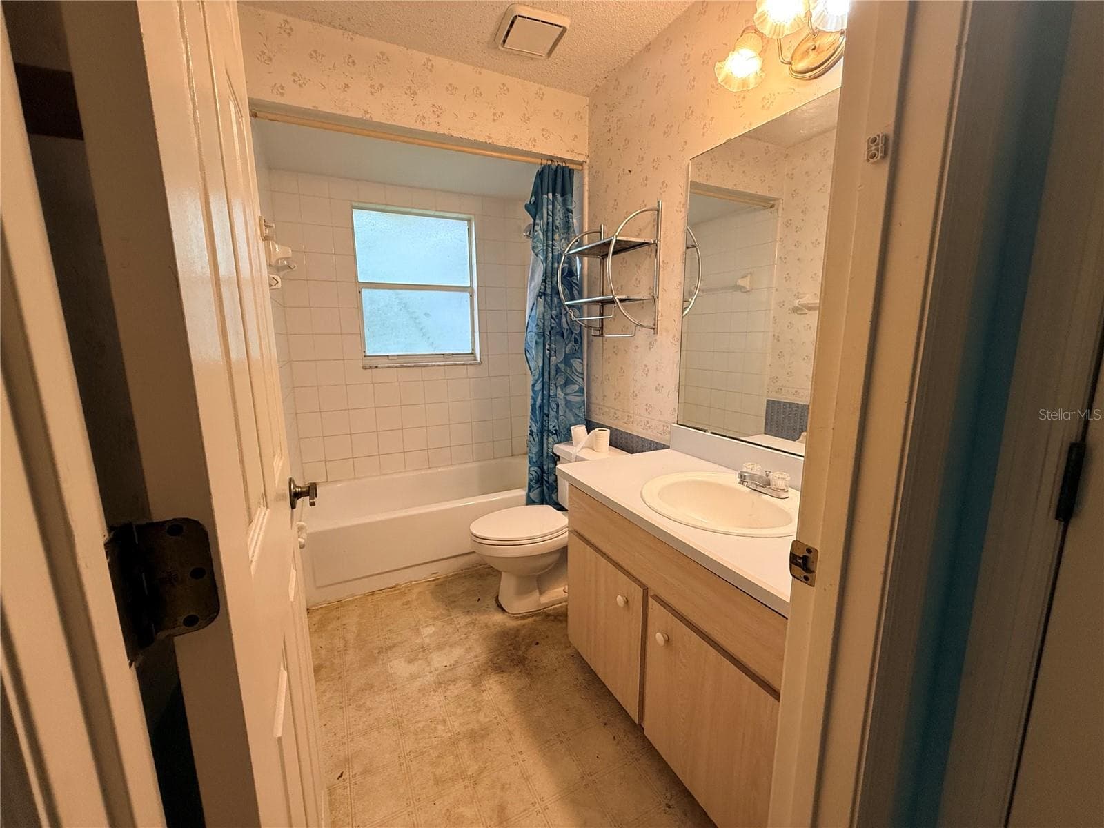 Single Family Residence at 444 W CENTRAL AVE, ORANGE CITY, photo 11 of 19