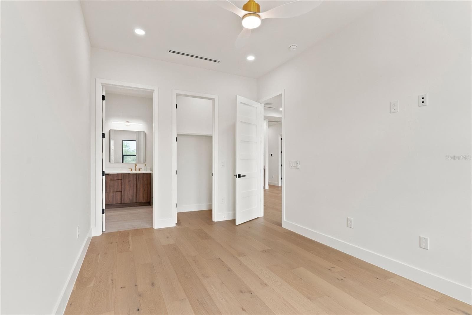 bedroom with ensuite - 1007 W BRADDOCK ST, TAMPA