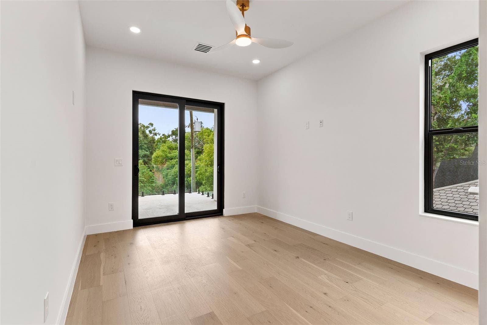 front guest bedroom with balcony - 1007 W BRADDOCK ST, TAMPA