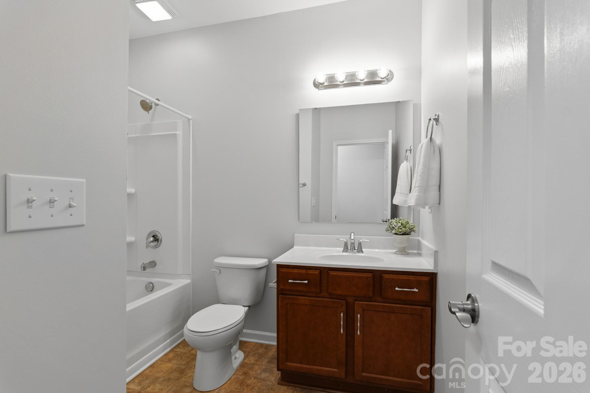 full bathroom - 24526 Blue Heron Circle, Lancaster