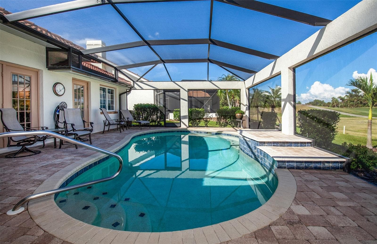 Pool with screen enclosure - 810 CARNOUSTIE DR, VENICE