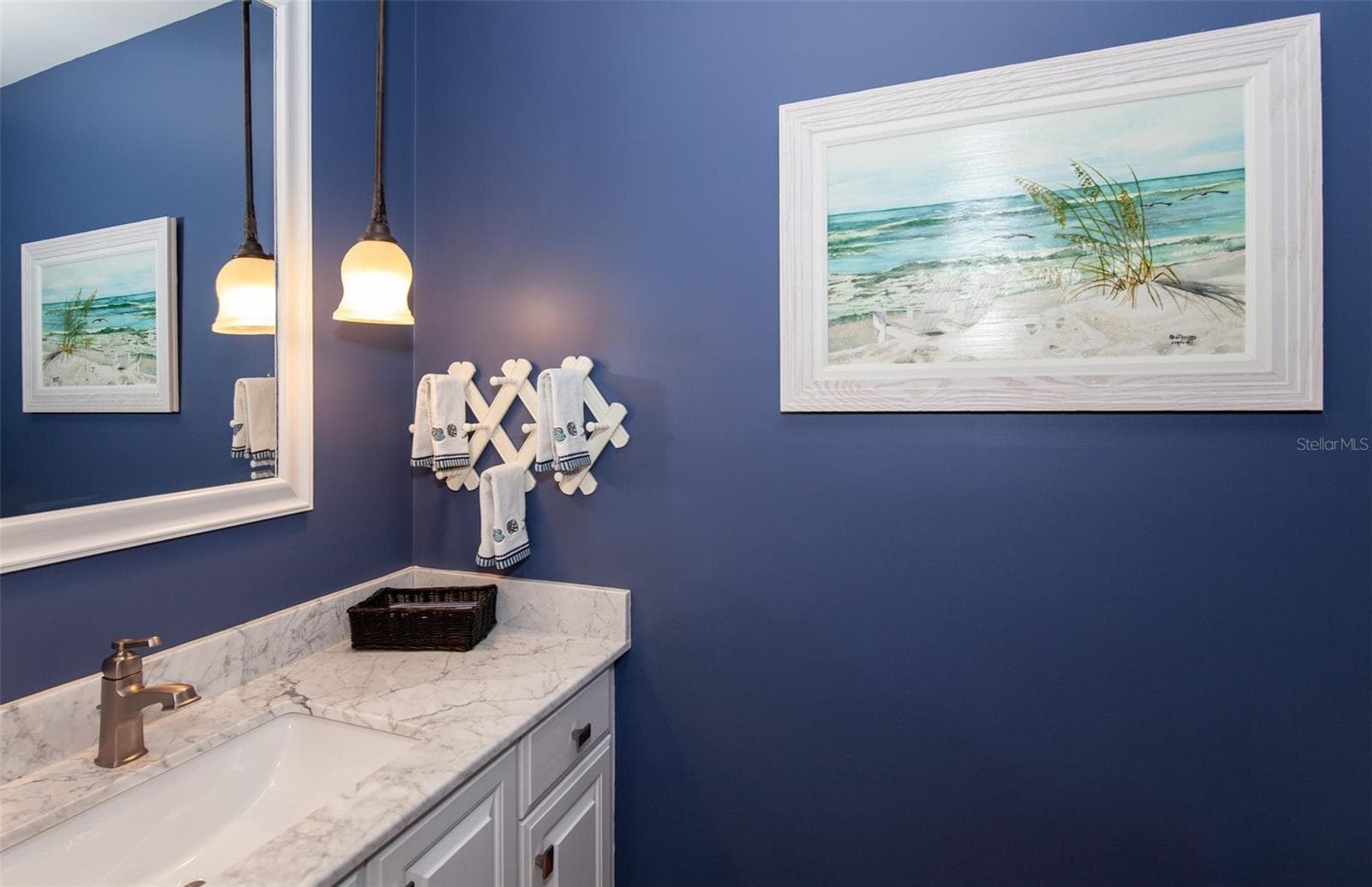 Powder room - 810 CARNOUSTIE DR, VENICE