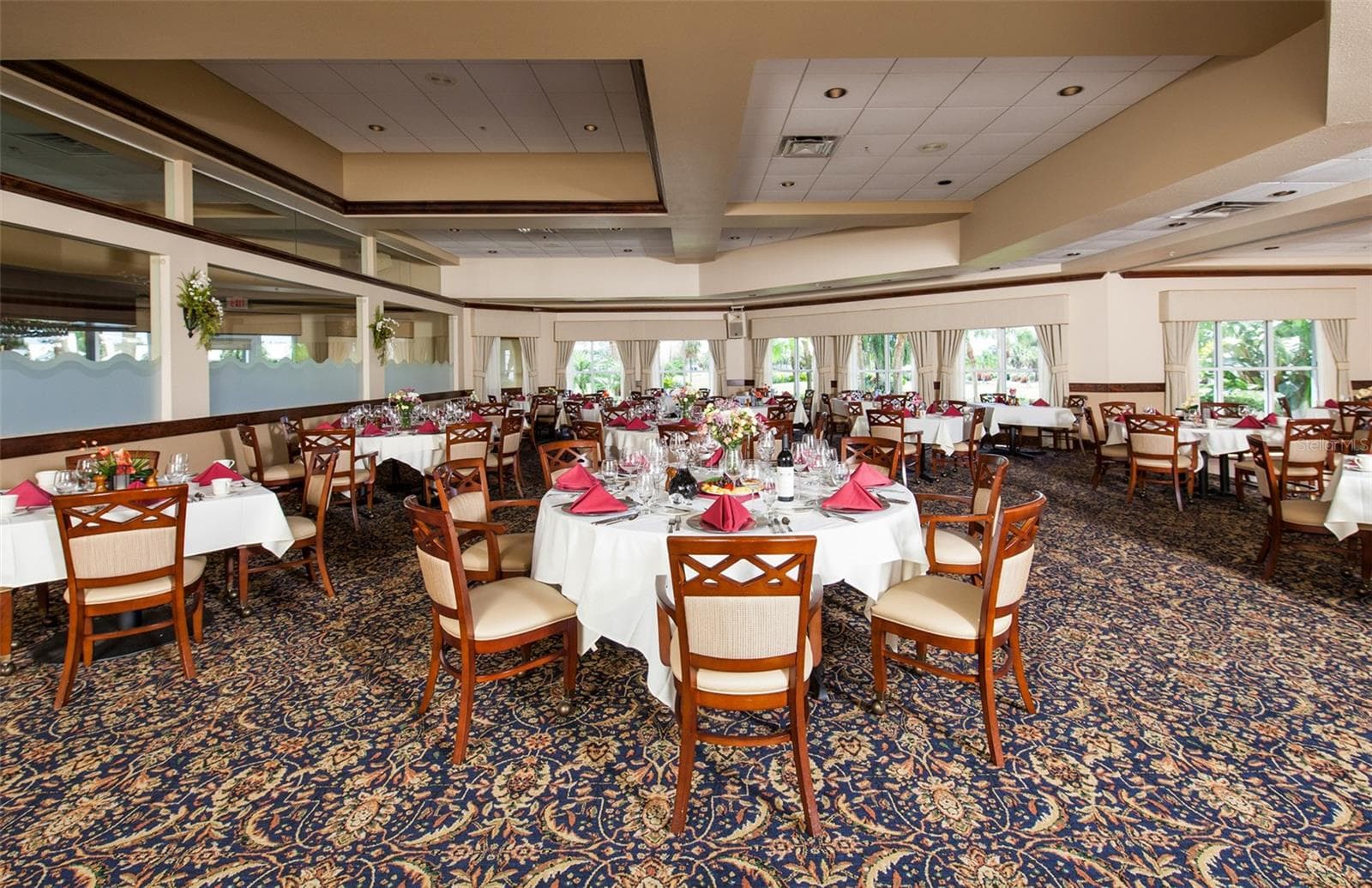 Dining in the country club - 810 CARNOUSTIE DR, VENICE