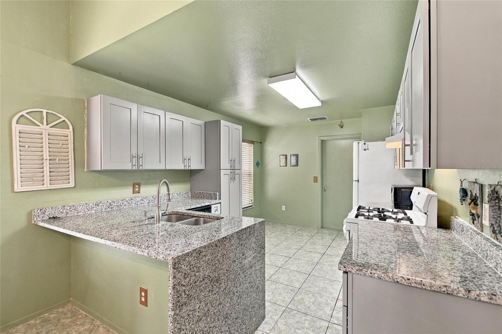 Single Family Residence at 298 INDIAN POINT CIR, KISSIMMEE, photo 11 of 43