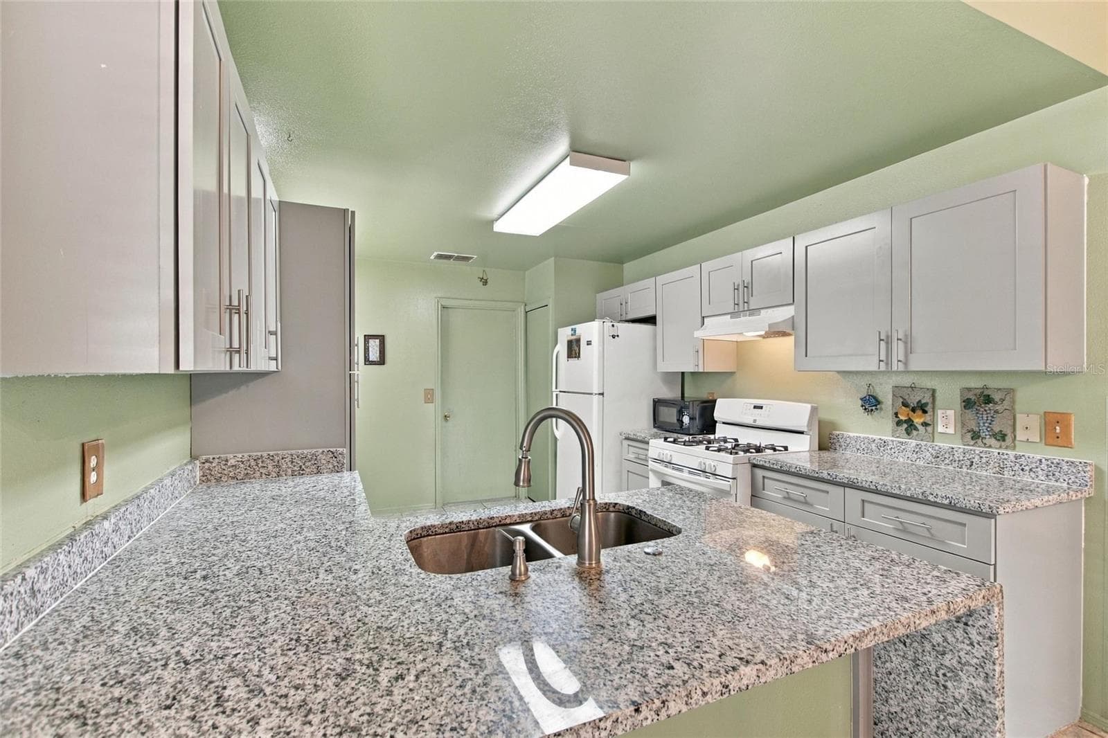 GRANITE KITCHEN COUNTERS - 298 INDIAN POINT CIR, KISSIMMEE