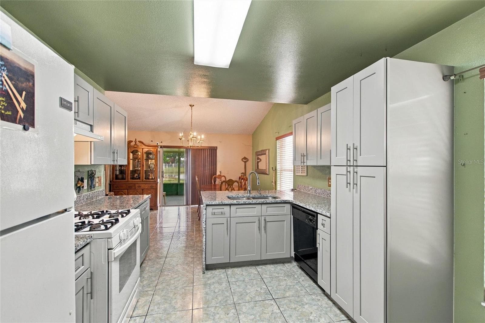 Single Family Residence at 298 INDIAN POINT CIR, KISSIMMEE, photo 13 of 43