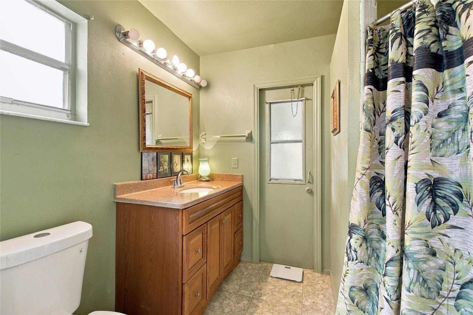 PRIMARY FULL BATH-NEWER VANITY ,& GRANITE COUNTER - 298 INDIAN POINT CIR, KISSIMMEE