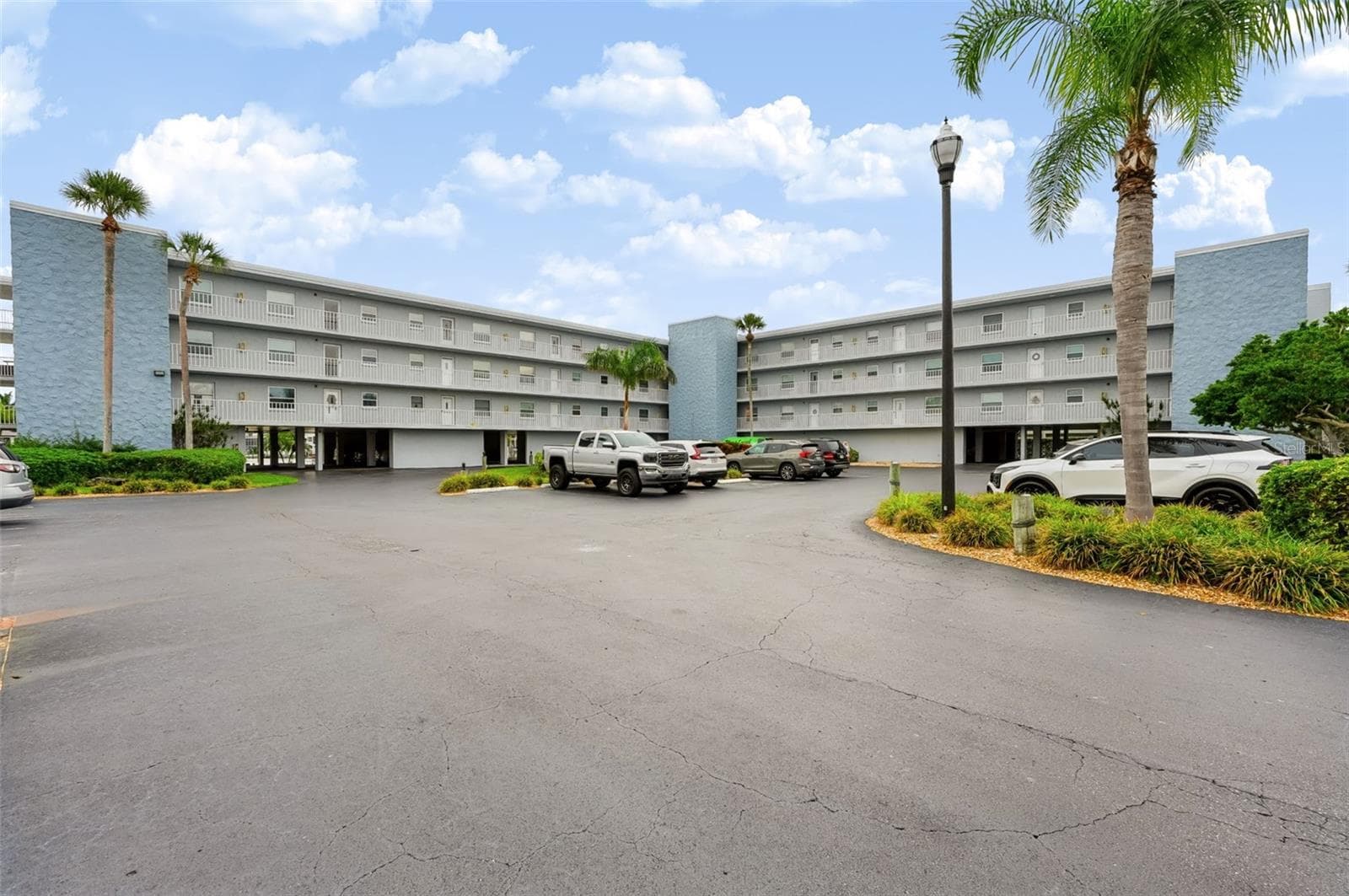 Condominium at 719 PINELLAS BAYWAY S #311, ST PETERSBURG, photo 27 of 39