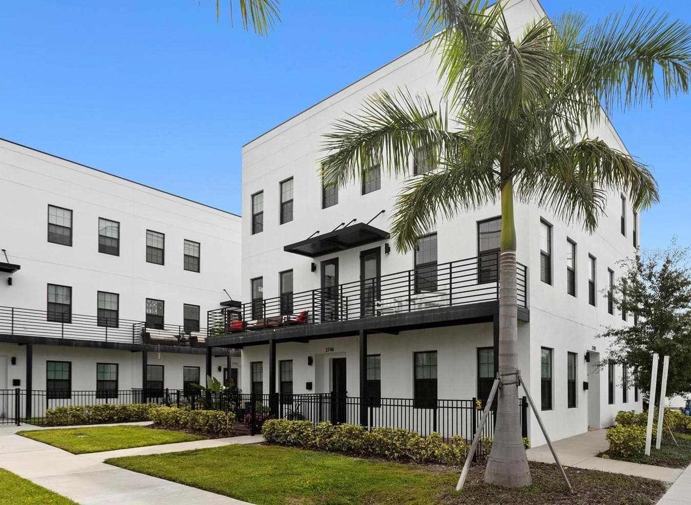 Townhouse at 2742 5TH AVE S, ST PETERSBURG, photo 2 of 39