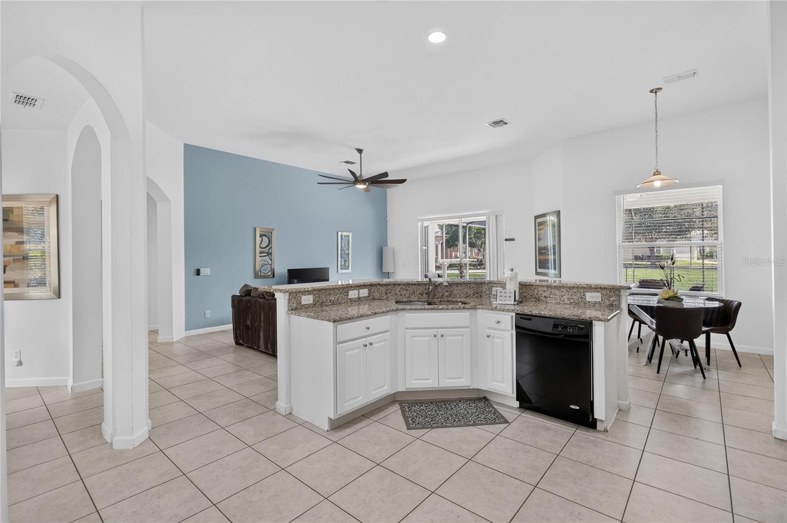 Large breakfast bar/island - 277 YELLOW SNAPDRAGON DR, DAVENPORT