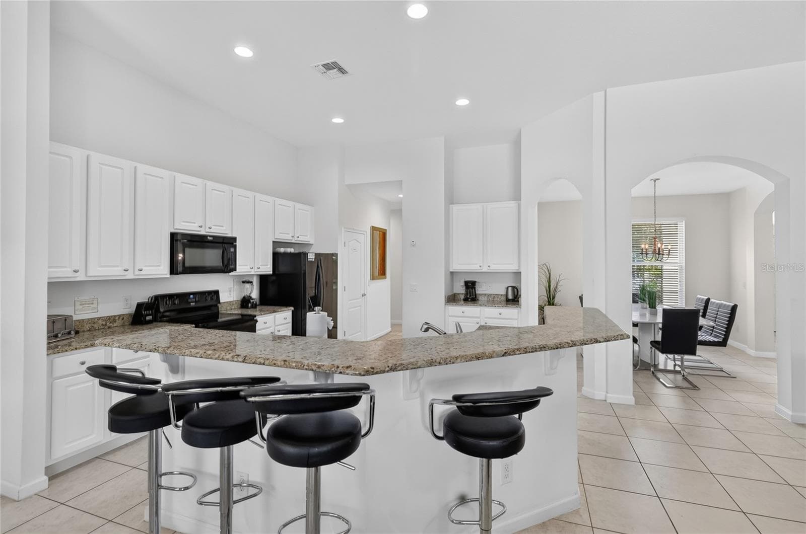 Plenty of seating at the breakfast bar, more could be added. - 277 YELLOW SNAPDRAGON DR, DAVENPORT