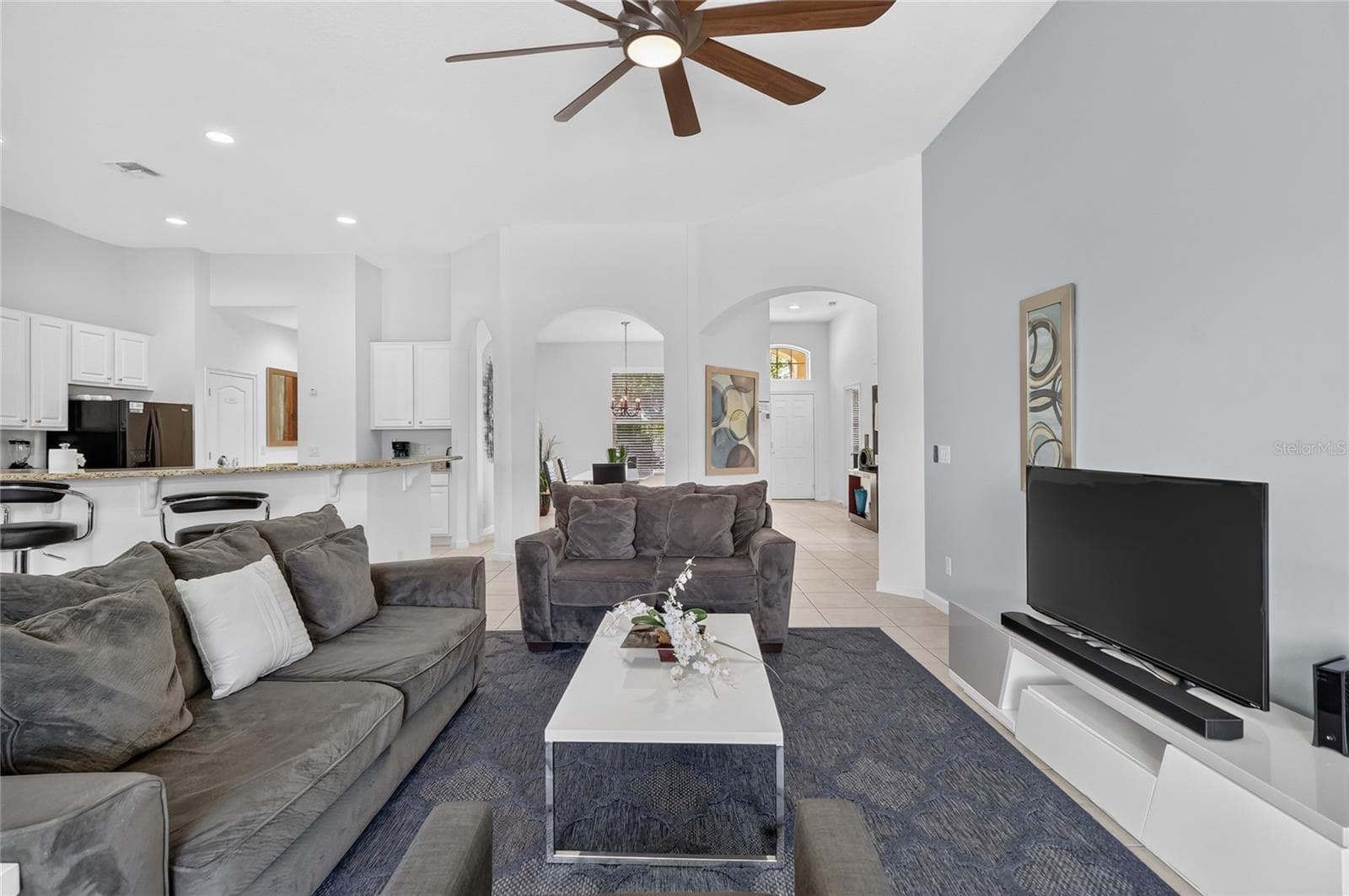 family room looking towards the front door - 277 YELLOW SNAPDRAGON DR, DAVENPORT