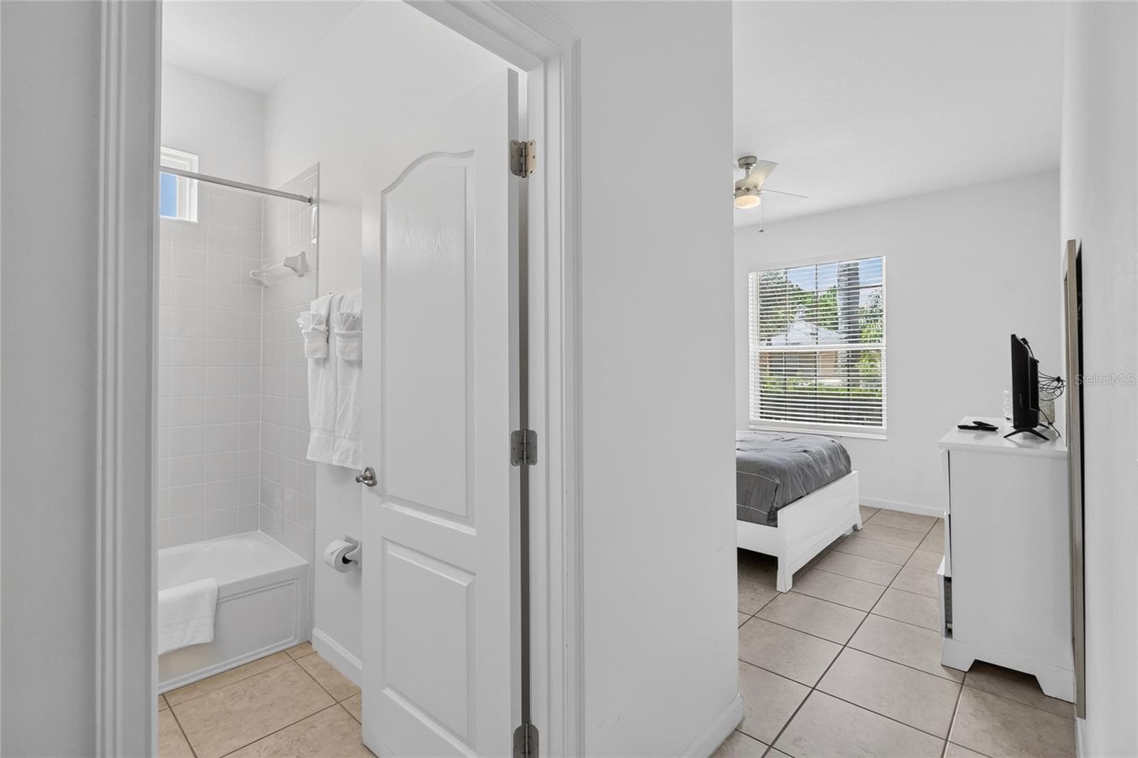 Guest bathroom and 5th bedroom - 277 YELLOW SNAPDRAGON DR, DAVENPORT