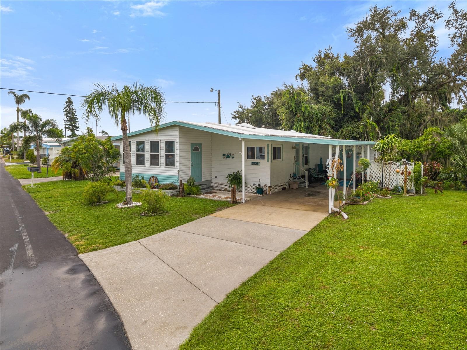Manufactured Home at 3329 EILEEN DR, ELLENTON, photo 2 of 34