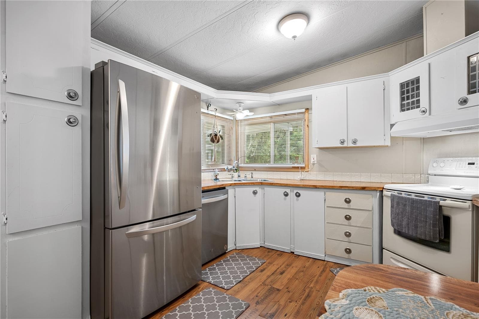 Manufactured Home at 3329 EILEEN DR, ELLENTON, photo 12 of 34