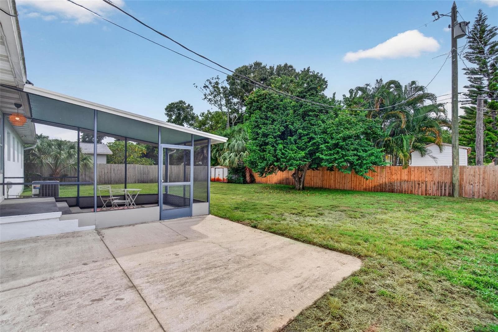 Great backyard with screened porch and additional concrete pad - 3312 MELTON ST N, ST PETERSBURG