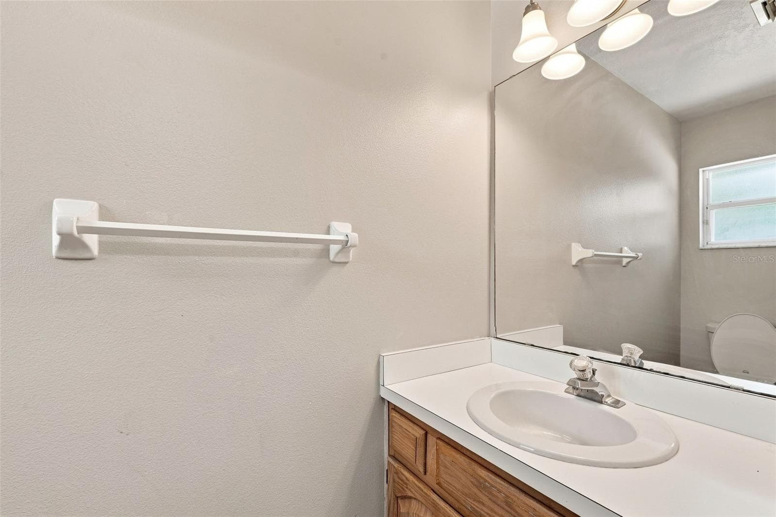 Half Pool Bath off Laundry room - 1349 VALLEY PINE CIR, APOPKA