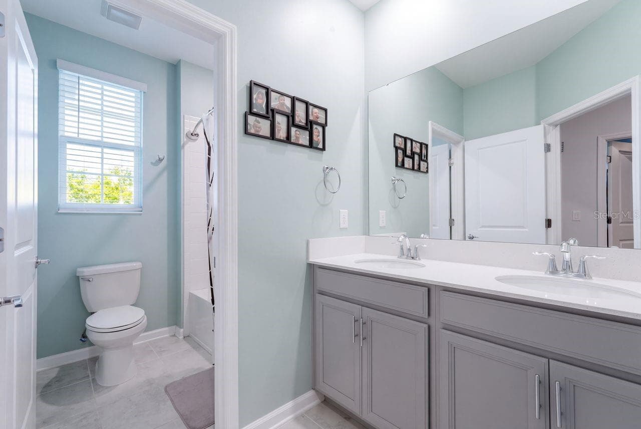 Guest Bathroom - Upstairs - 17126 QUICKSILVER AVE, WINTER GARDEN