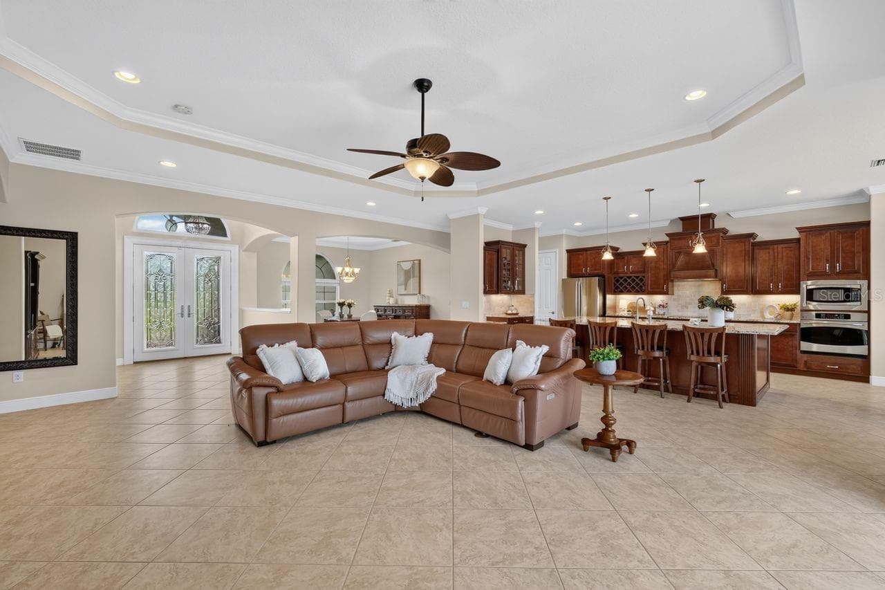 Tray ceilings with crown molding - 17115 4TH AVE E, BRADENTON