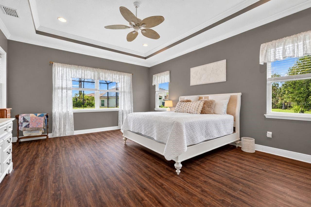 Tray ceilings with crown molding - 17115 4TH AVE E, BRADENTON