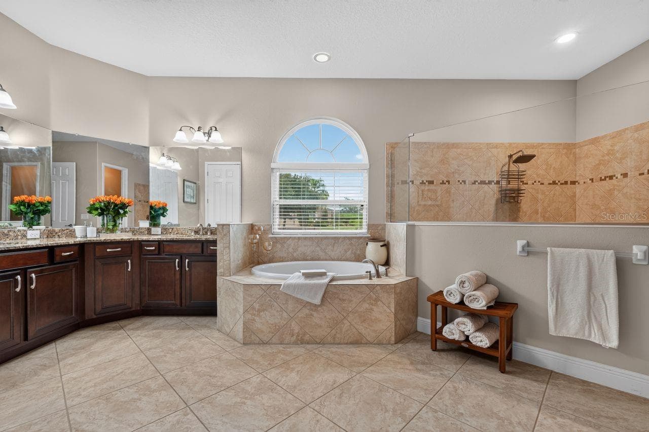 Inmense master bathroom - 17115 4TH AVE E, BRADENTON