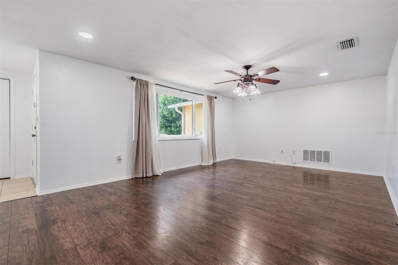 Space filled with lots of natural ight - 7700 BIRCHWOOD DR, PORT RICHEY