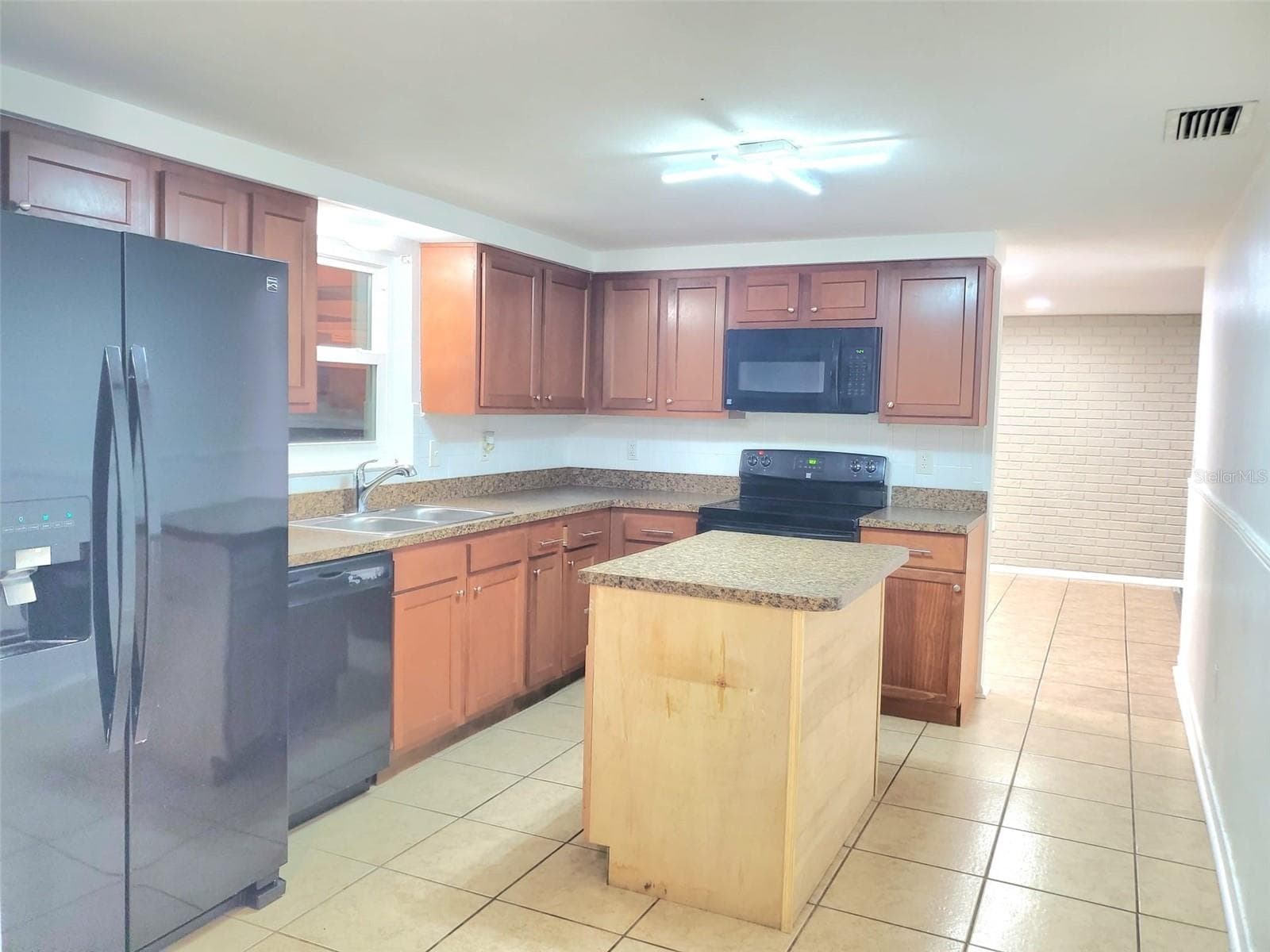 Large island provides plenty of space cooking and conversation - 7700 BIRCHWOOD DR, PORT RICHEY