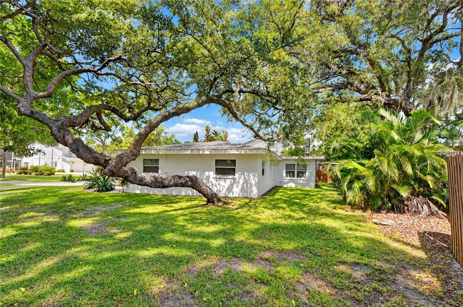 Single Family Residence at 200 LAGOON DR, PALM HARBOR, photo 14 of 73