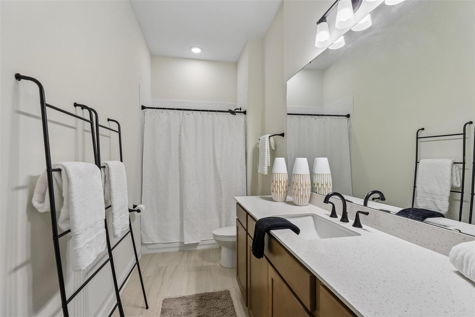 Guest Bath - 136 IRIS CREEK DR, ST AUGUSTINE