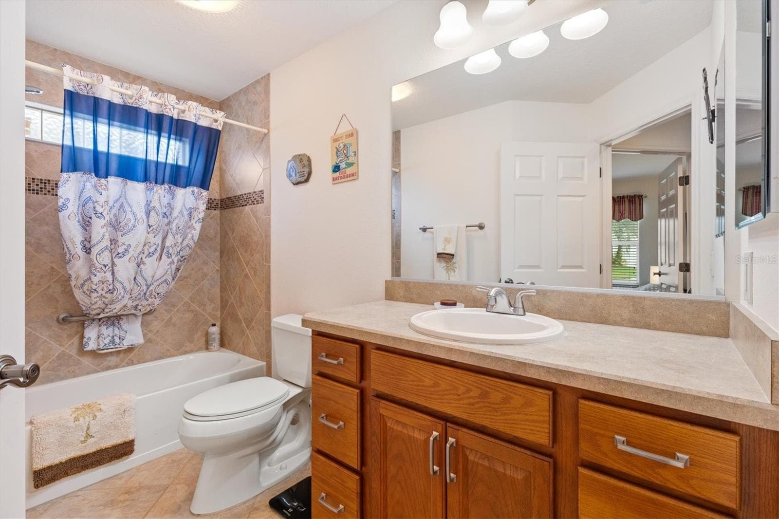 Guest bath with tiled tub/shower combo. - 1926 ELDRIDGE LOOP, THE VILLAGES